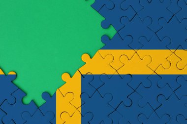İsveç bayrağı tamamlanmış bir jigsaw bulmaca ücretsiz yeşil kopya alanı sol tarafında ile tasvir edilir.