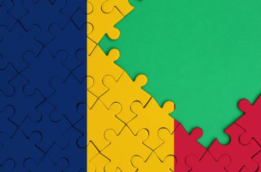 Çad bayrağı tamamlanmış bir jigsaw bulmaca ücretsiz yeşil kopya alanı sağ tarafında ile tasvir edilir.