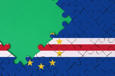 Cabo verde bayrağı tamamlanmış bir jigsaw bulmaca ücretsiz yeşil kopya alanı sol tarafında ile tasvir edilir.