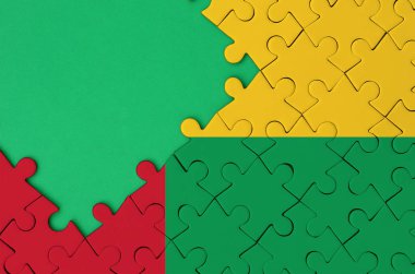 Gine Bissau bayrağı tamamlanmış bir jigsaw bulmaca ücretsiz yeşil kopya alanı sol tarafında ile tasvir edilir.