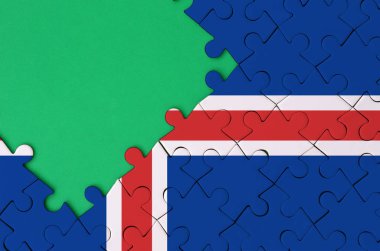 İzlanda bayrağı tamamlanmış bir jigsaw bulmaca ücretsiz yeşil kopya alanı sol tarafında ile tasvir edilir.