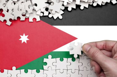 Jordan bayrağı üzerinde insan el kıvrımlar bir bulmaca beyaz renk bir tablo üzerinde tasvir.