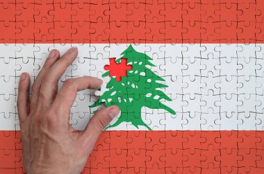 Lübnan bayrağı yukarı doğru elini tamamlar bir bulmaca, tasvir.