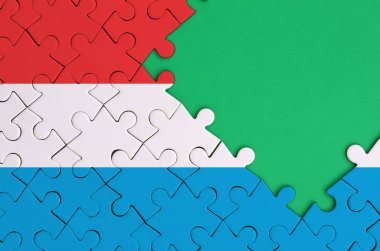 Lüksemburg bayrağı tamamlanmış bir jigsaw bulmaca ücretsiz yeşil kopya alanı sağ tarafında ile tasvir edilir.