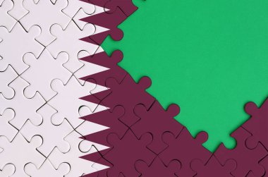 Katar bayrağı tamamlanmış bir jigsaw bulmaca ücretsiz yeşil kopya alanı sağ tarafında ile tasvir edilir.