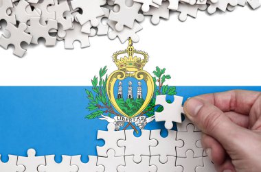 San Marino bayrağı üzerinde insan el kıvrımlar bir bulmaca beyaz renk bir tablo üzerinde tasvir.