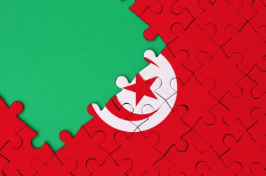 Tunus bayrağı tamamlanmış bir jigsaw bulmaca ücretsiz yeşil kopya alanı sol tarafında ile tasvir edilir.