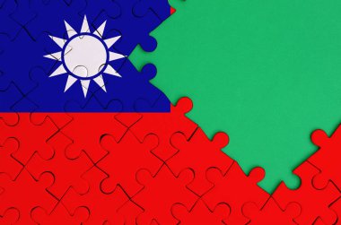 Tayvan bayrağı tamamlanmış bir jigsaw bulmaca ücretsiz yeşil kopya alanı sağ tarafında ile tasvir edilir.