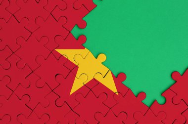Vietnam bayrağı tamamlanmış bir jigsaw bulmaca ücretsiz yeşil kopya alanı sağ tarafında ile tasvir edilir.