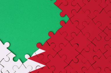 Bahreyn bayrağı tamamlanmış bir jigsaw bulmaca ücretsiz yeşil kopya alanı sol tarafında ile tasvir edilir.
