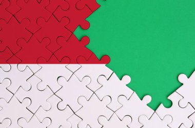 Endonezya bayrağı tamamlanmış bir jigsaw bulmaca ücretsiz yeşil kopya alanı sağ tarafında ile tasvir edilir.