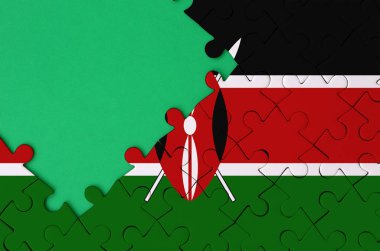Kenya bayrağı tamamlanmış bir jigsaw bulmaca ücretsiz yeşil kopya alanı sol tarafında ile tasvir edilir.