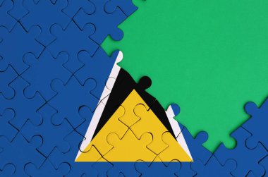 Saint Lucia bayrağı tamamlanmış bir jigsaw bulmaca ücretsiz yeşil kopya alanı sağ tarafında ile tasvir edilir.