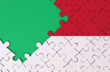 Monaco bayrağı tamamlanmış bir jigsaw bulmaca ücretsiz yeşil kopya alanı sol tarafında ile tasvir edilir.