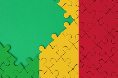 Mali bayrağı tamamlanmış bir jigsaw bulmaca ücretsiz yeşil kopya alanı sol tarafında ile tasvir edilir.
