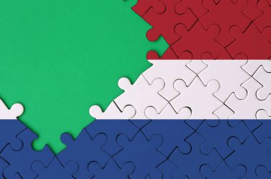 Hollanda bayrağı tamamlanmış bir jigsaw bulmaca ücretsiz yeşil kopya alanı sol tarafında ile tasvir edilir.