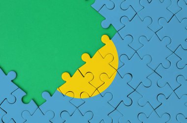 Palau Bayrağı tamamlanmış bir jigsaw bulmaca ücretsiz yeşil kopya alanı sol tarafında ile tasvir edilir.