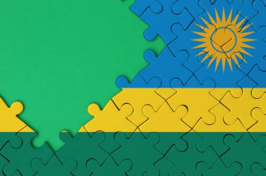 Ruanda bayrağı tamamlanmış bir jigsaw bulmaca ücretsiz yeşil kopya alanı sol tarafında ile tasvir edilir.