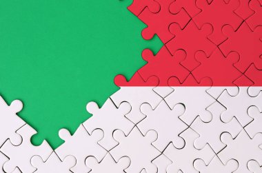 Singapur bayrağı tamamlanmış bir jigsaw bulmaca ücretsiz yeşil kopya alanı sol tarafında ile tasvir edilir.