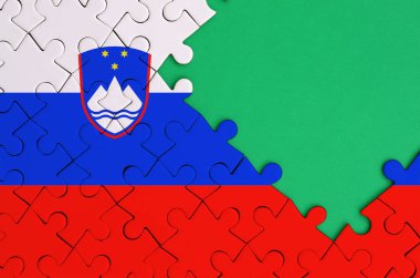 Slovenya bayrağı tamamlanmış bir jigsaw bulmaca ücretsiz yeşil kopya alanı sağ tarafında ile tasvir edilir.