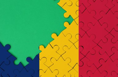 Çad bayrağı tamamlanmış bir jigsaw bulmaca ücretsiz yeşil kopya alanı sol tarafında ile tasvir edilir.