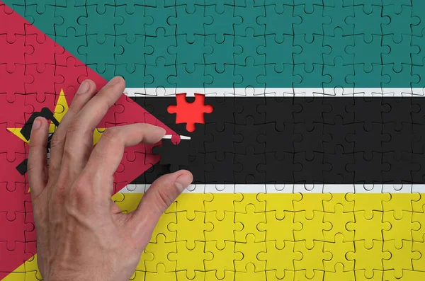Σημαία Της Μοζαμβίκης Απεικονίζεται Ένα Παζλ Οποίο Ολοκληρώνει Χέρι Του — Φωτογραφία Αρχείου