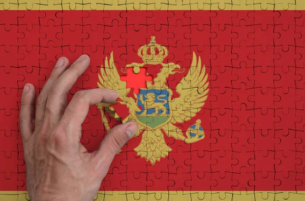 Montenegro Bandiera Raffigurato Puzzle Che Mano Dell Uomo Completa Piegare — Foto Stock