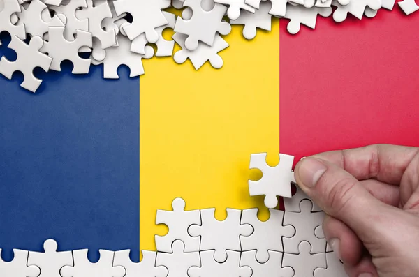 Vlag Van Tsjaad Afgebeeld Een Tafel Waarop Menselijke Hand Plooien — Stockfoto