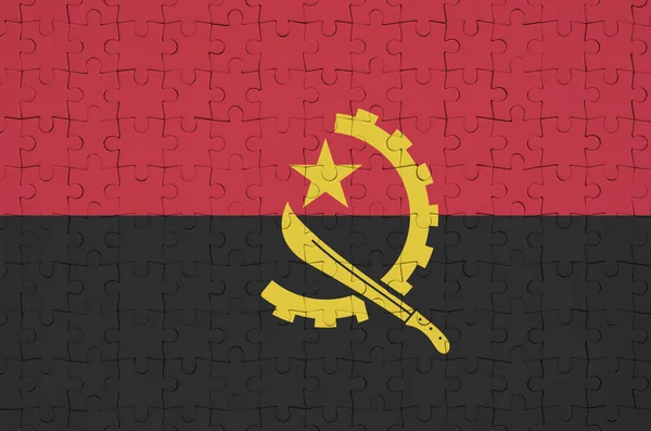 安哥拉国旗描绘在一个折叠的拼图上 — 图库照片