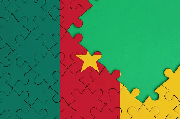Vlajka Kamerunu Zobrazen Dokončené Skládačka Bezplatnou Zelenou Kopii Prostoru Pravé — Stock fotografie