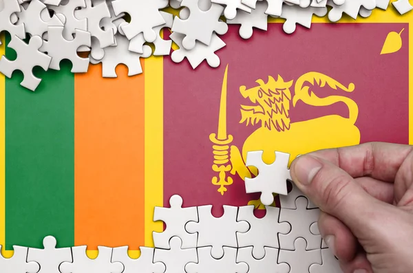 Vlag Van Sri Lanka Wordt Afgebeeld Een Tafel Waarop Menselijke — Stockfoto