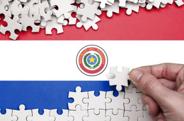 Paraguay bayrağı üzerinde insan el kıvrımlar bir bulmaca beyaz renk bir tablo üzerinde tasvir.