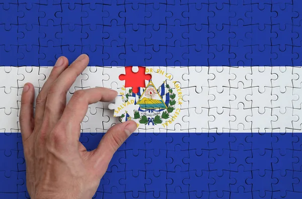 Salvador Flagga Avbildad Ett Pussel Som Mannens Hand Avslutar Att — Stockfoto