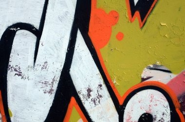 Sokak sanatı. Beyaz ve turuncu tonlarında renkli grafiti resmi bir parçasının arka plan görüntü.