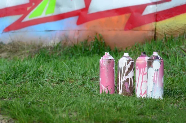 Few Used Paint Cans Lie Ground Wall Beautiful Graffiti Painting — Stock Photo, Image