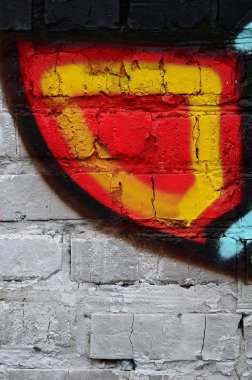 Sokak sanatı. Krom ve kırmızı tonlarında renkli grafiti resmi bir parçasının arka plan görüntü.