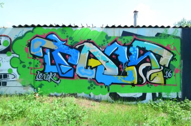 Sokak sanatı. Yeşil ve mavi tonlarda tam tamamlanan grafiti resminin arka plan görüntü.