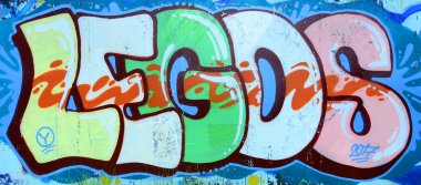 Sokak sanatı. Birçok moda renkleri ve sesleri tam tamamlanan grafiti resimde arka plan görüntü.