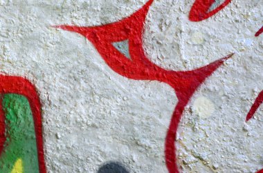 Sokak sanatı. Krom ve kırmızı tonlarında renkli grafiti resmi bir parçasının arka plan görüntü.