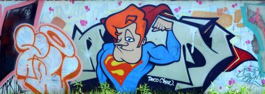 Sokak sanatı. Beyaz ve krom sesleri ve çizgi film karakteri tam tamamlanan grafiti resimde arka plan görüntü.