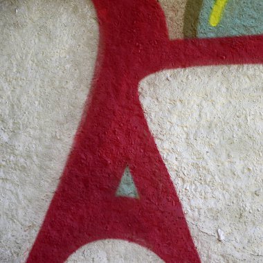 Sokak sanatı. Krom ve kırmızı tonlarında renkli grafiti resmi bir parçasının arka plan görüntü.