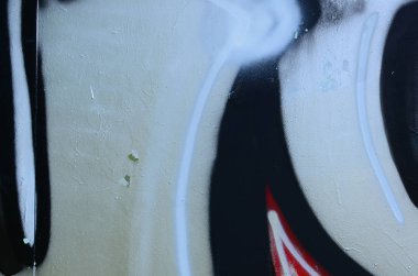 Sokak sanatı. Krom ve kırmızı tonlarında renkli grafiti resmi bir parçasının arka plan görüntü.