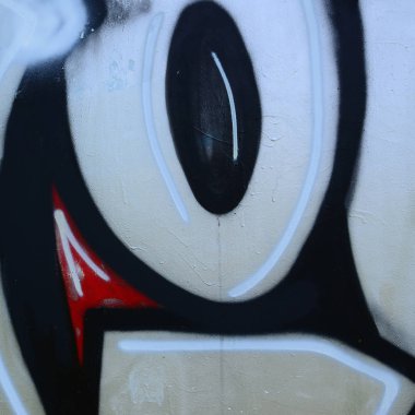 Sokak sanatı. Krom ve kırmızı tonlarında renkli grafiti resmi bir parçasının arka plan görüntü.