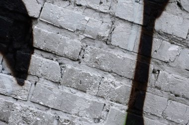 Sokak sanatı. Krom ve kırmızı tonlarında renkli grafiti resmi bir parçasının arka plan görüntü.