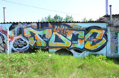 Sokak sanatı. Haki yeşil ve turuncu tonlarında bir tam tamamlanan grafiti resminin arka plan görüntü.