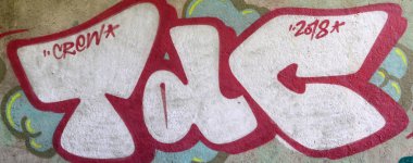 Sokak sanatı. Arka plan görüntüsü tam tamamlanan grafiti resmi bulunan bir rahiplik krom dolgu, arka planı yeşil ve kırmızı anahatları.