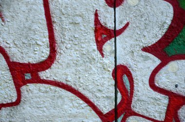 Sokak sanatı. Krom ve kırmızı tonlarında renkli grafiti resmi bir parçasının arka plan görüntü.