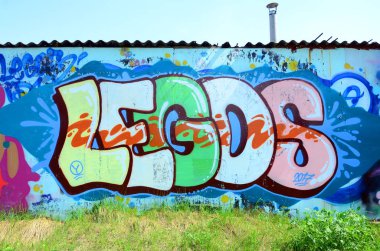 Sokak sanatı. Birçok moda renkleri ve sesleri tam tamamlanan grafiti resimde arka plan görüntü.