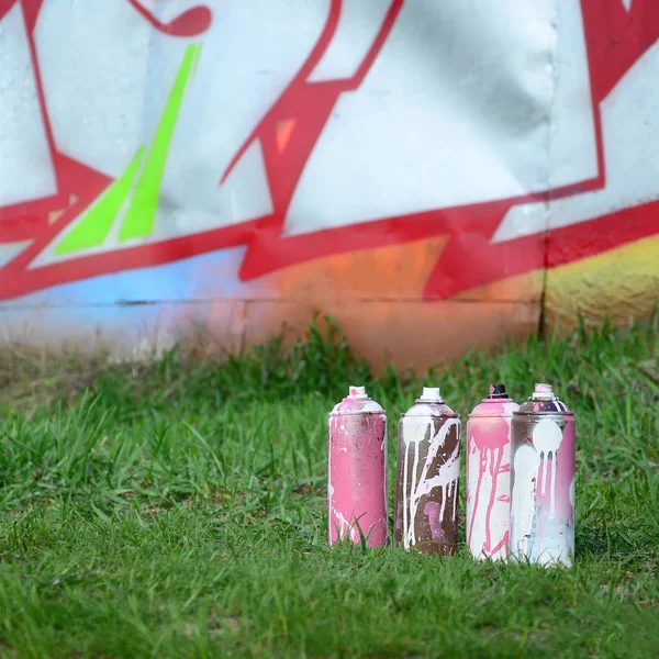 Few Used Paint Cans Lie Ground Wall Beautiful Graffiti Painting — Stock Photo, Image