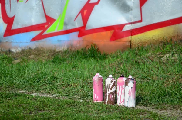 一些二手油漆罐躺在墙边的地面上 画着一幅美丽的涂鸦 街头艺术与破坏概念 — 图库照片